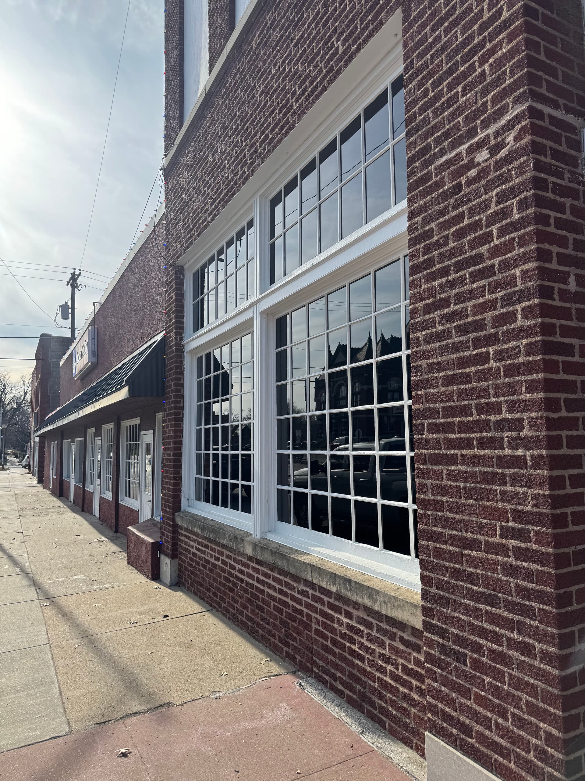 Gallery photos for Shimmering Windows in Paola Kansas Square: Image #1