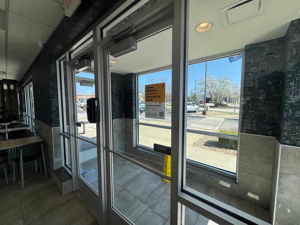 Spotless Commercial Window Makeover in Local Restaurants — photo 2